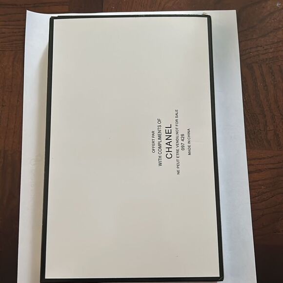 Chanel White Hand Mirror and Case with Box.GWP New - Picture 6 of 6